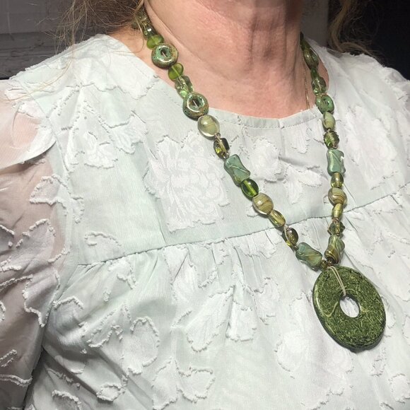 Vintage Handmade Green Beaded Necklace 14” w/ Large Round Pendant Estate 1980s - Picture 3 of 12
